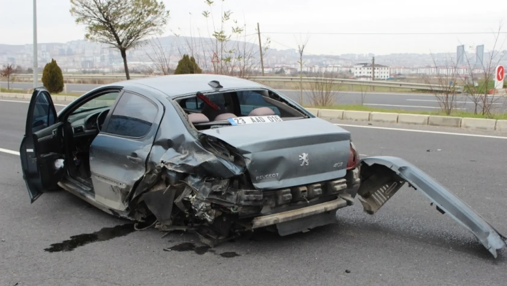 Kazada otomobilin tekeri koptu: 2 yaralı