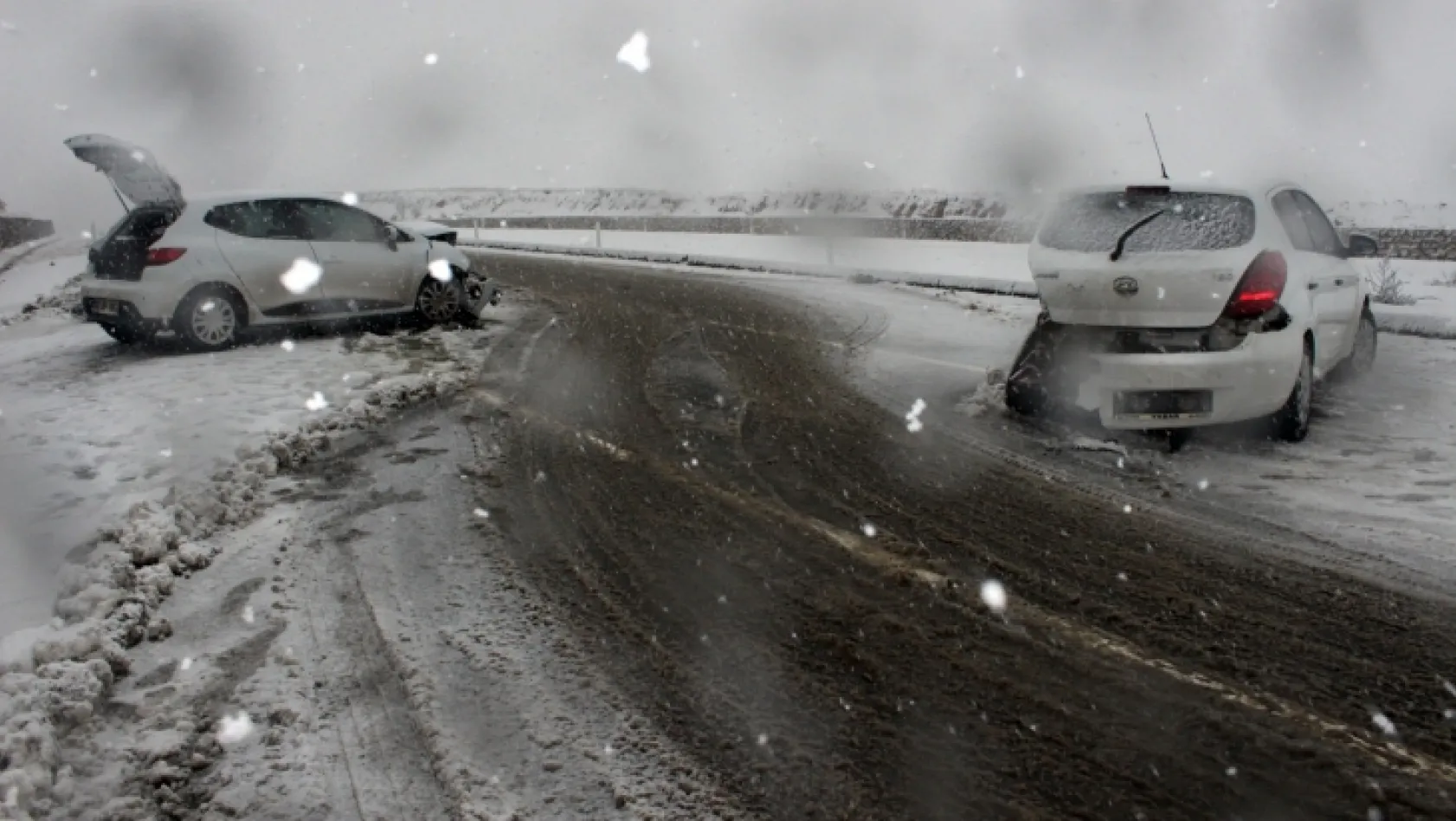 Kar yağışı Adıyaman'da zincirleme kazaya neden oldu