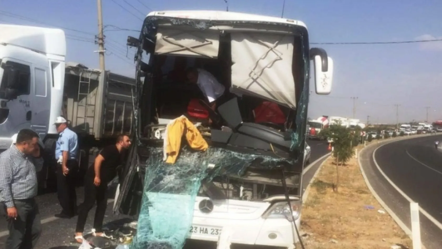 Elazığ yolcu otobüsü kaza yaptı