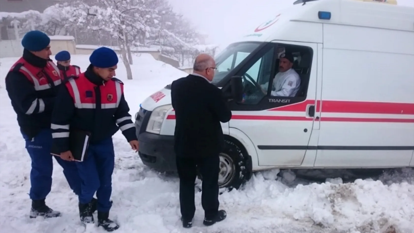 Karda mahsur kalan ambulans jandarma ekiplerince kurtarıldı