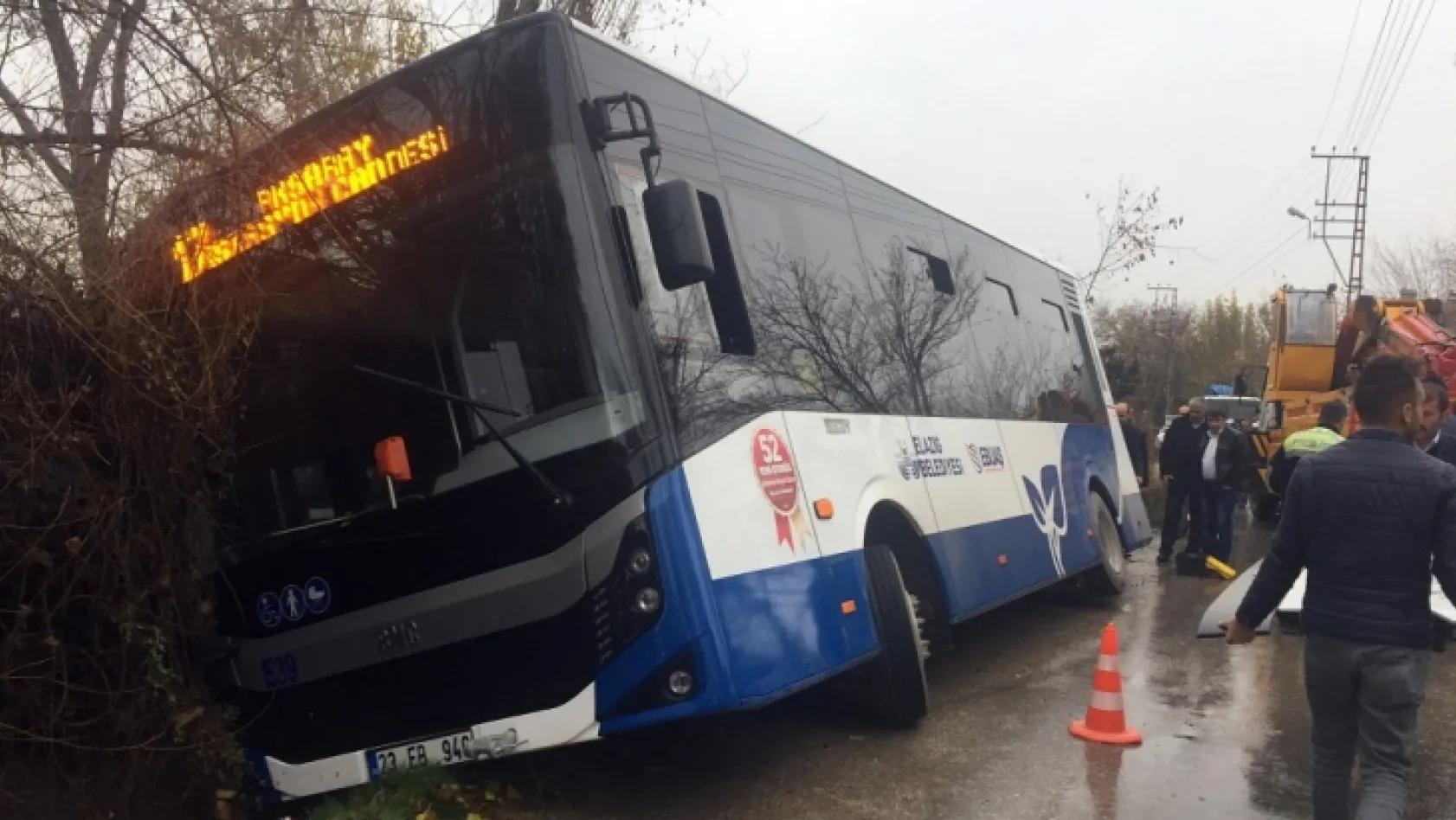 Halk otobüsü kanala düştü: 1 yaralı