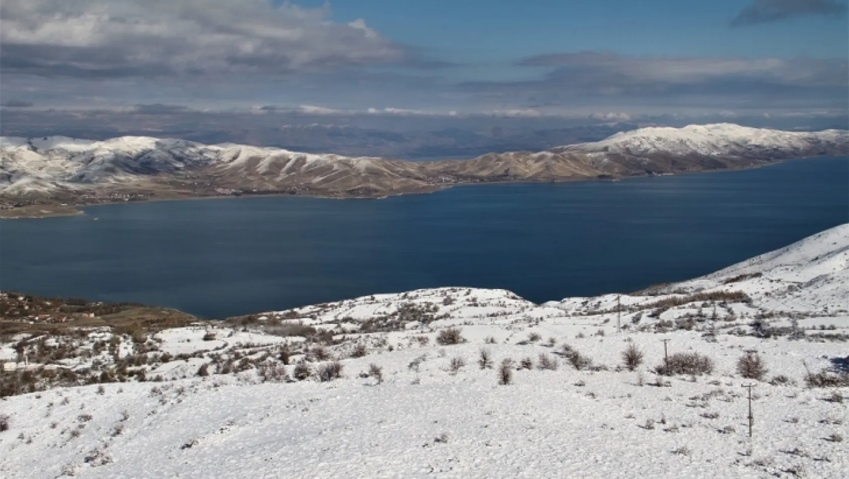 Göl manzaralı 'Hazar Baba Dağı' karla kaplandı