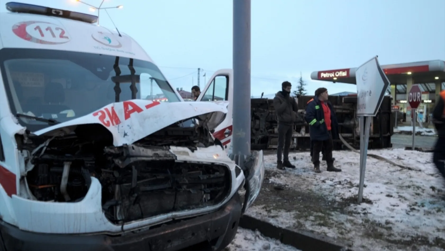 Elazığ'a hasta getiren ambulans kaza yaptı