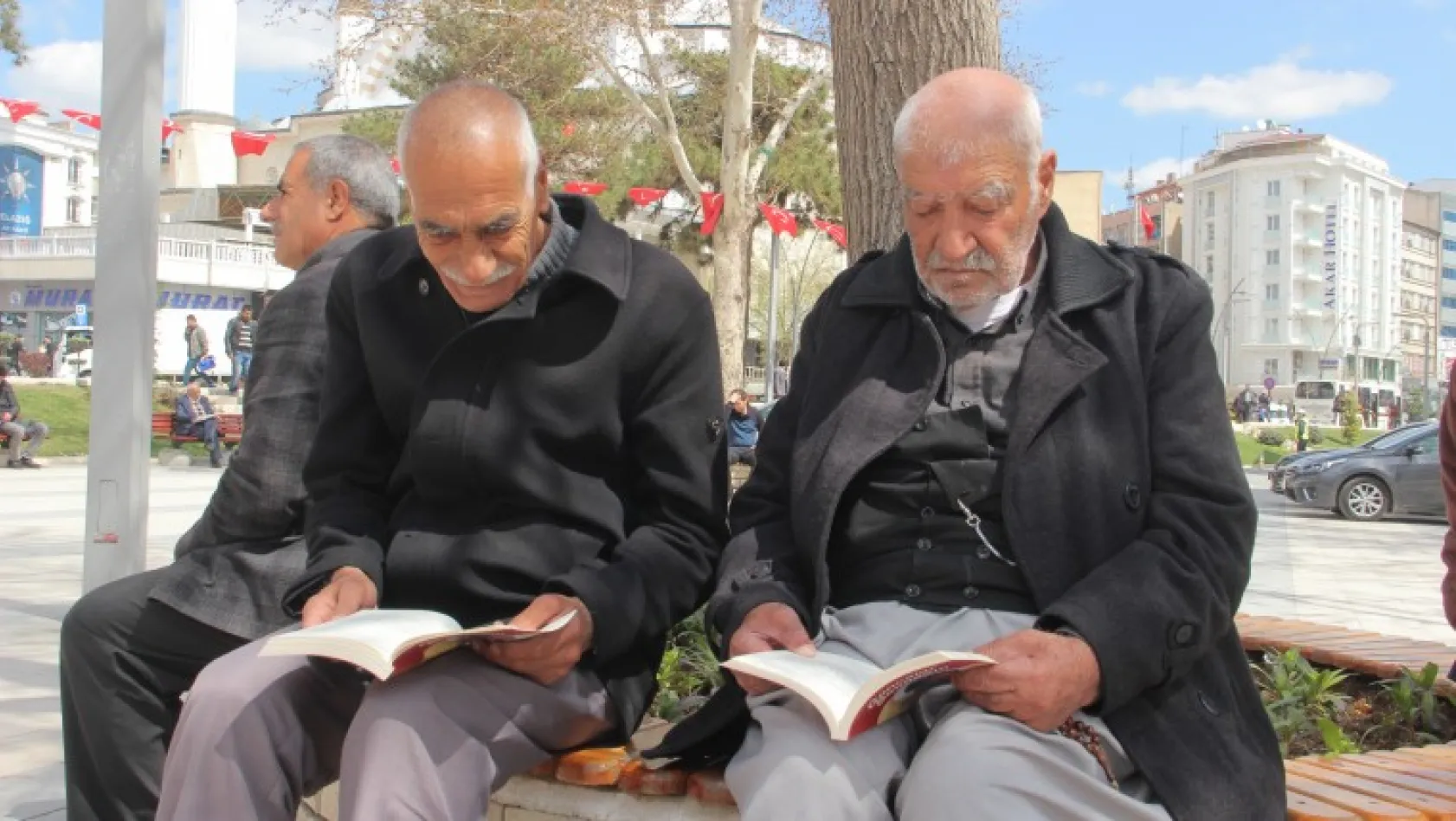 İzzetpaşa Meydanı'nda sessiz kitap okuma etkinliği