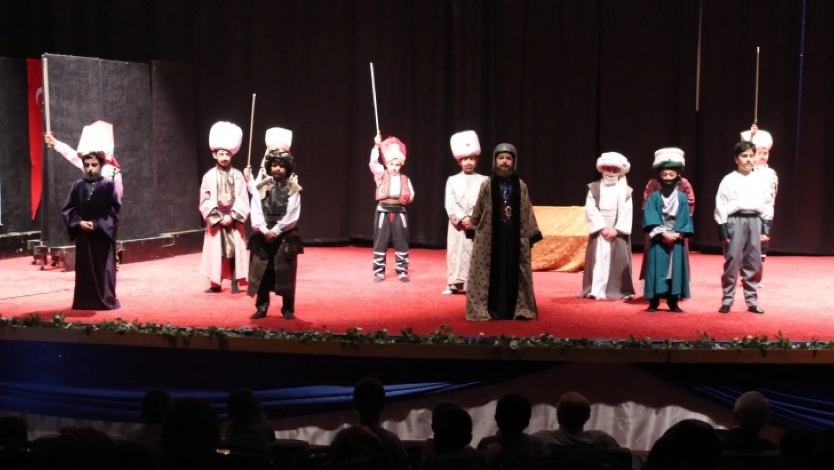 'İstanbul'un Fethi 1453' tiyatrosunu sahneledi
