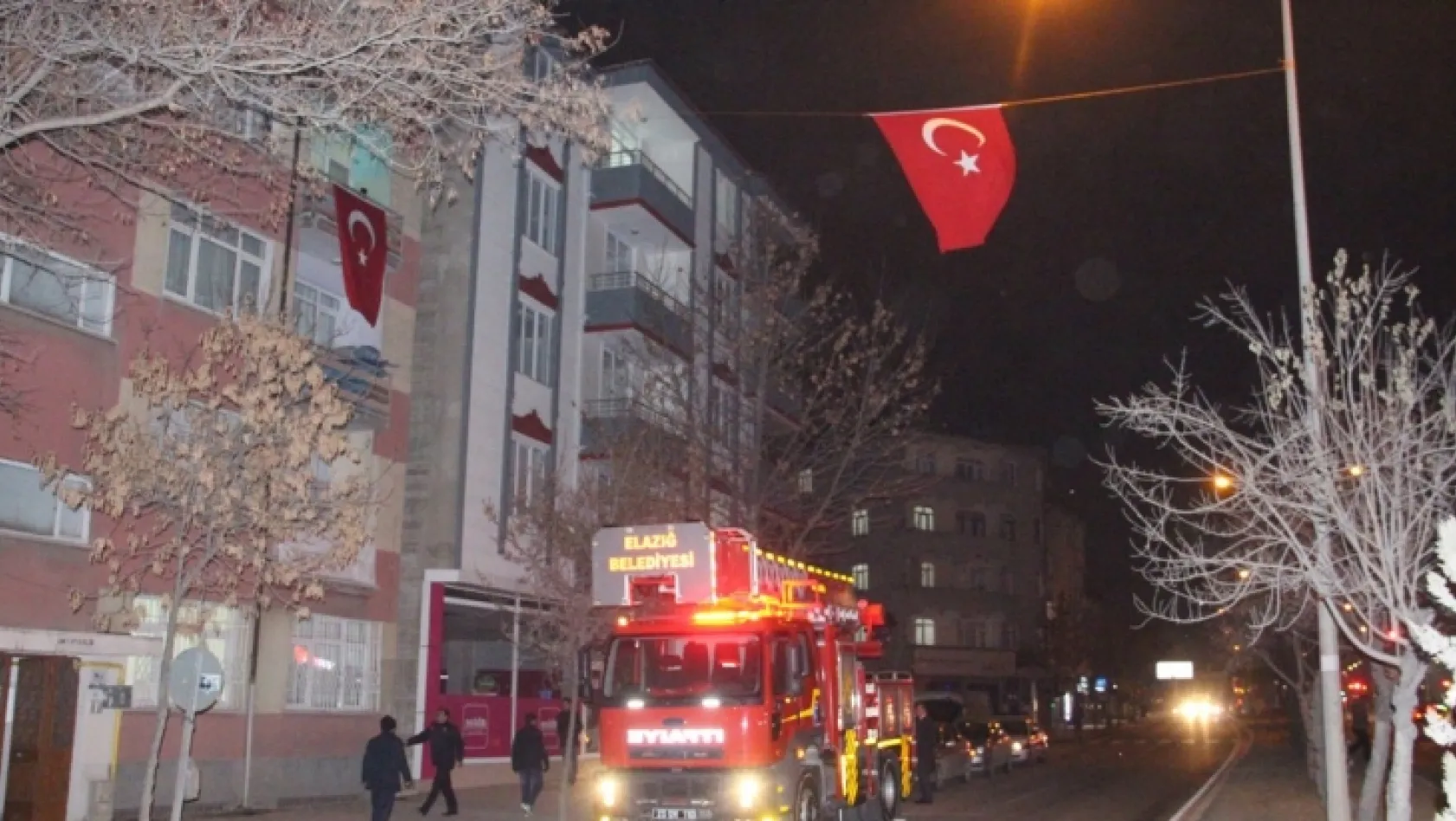 Kahraman şehidin baba evine Türk bayrakları asıldı