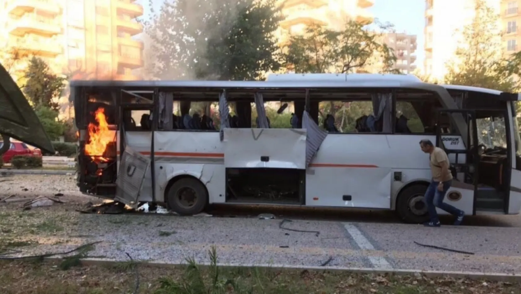 Polis servis aracına bombalı saldırı: 12 yaralı  