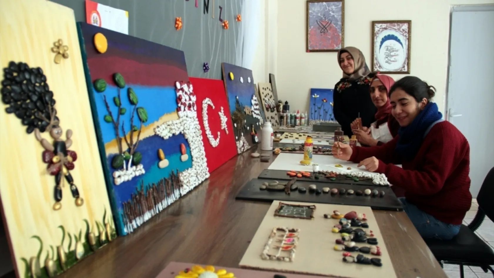Fırat'ın çakıl taşı kadınların elinde sanat eserine dönüştü