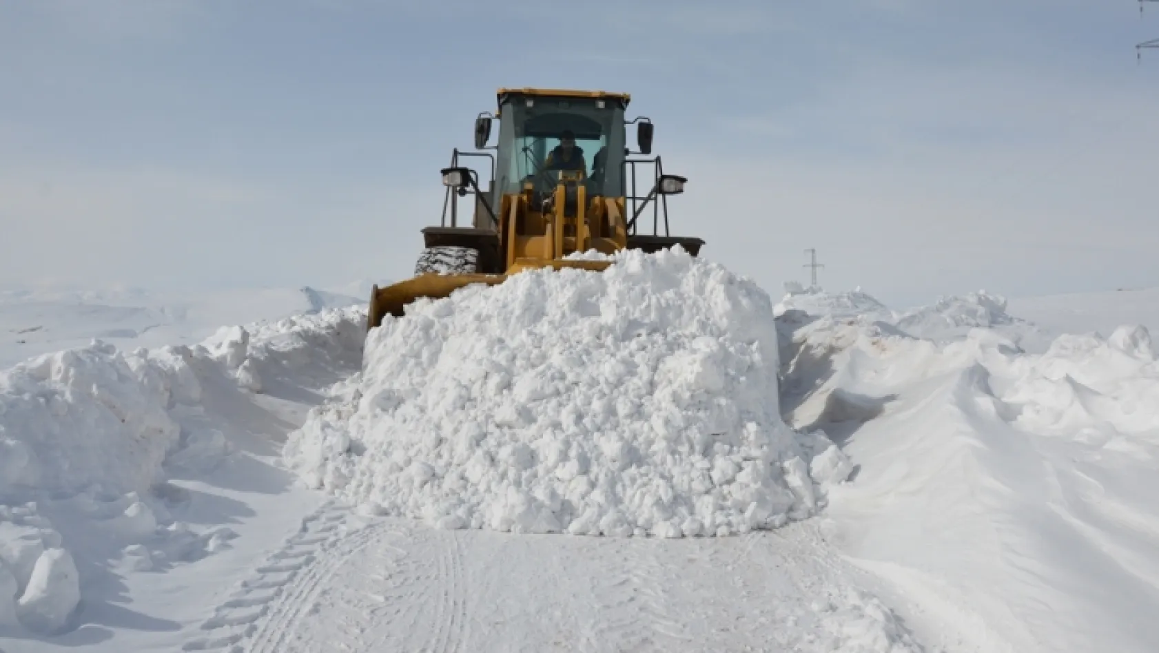 Karla kapalı köy yolları ulaşıma açılıyor