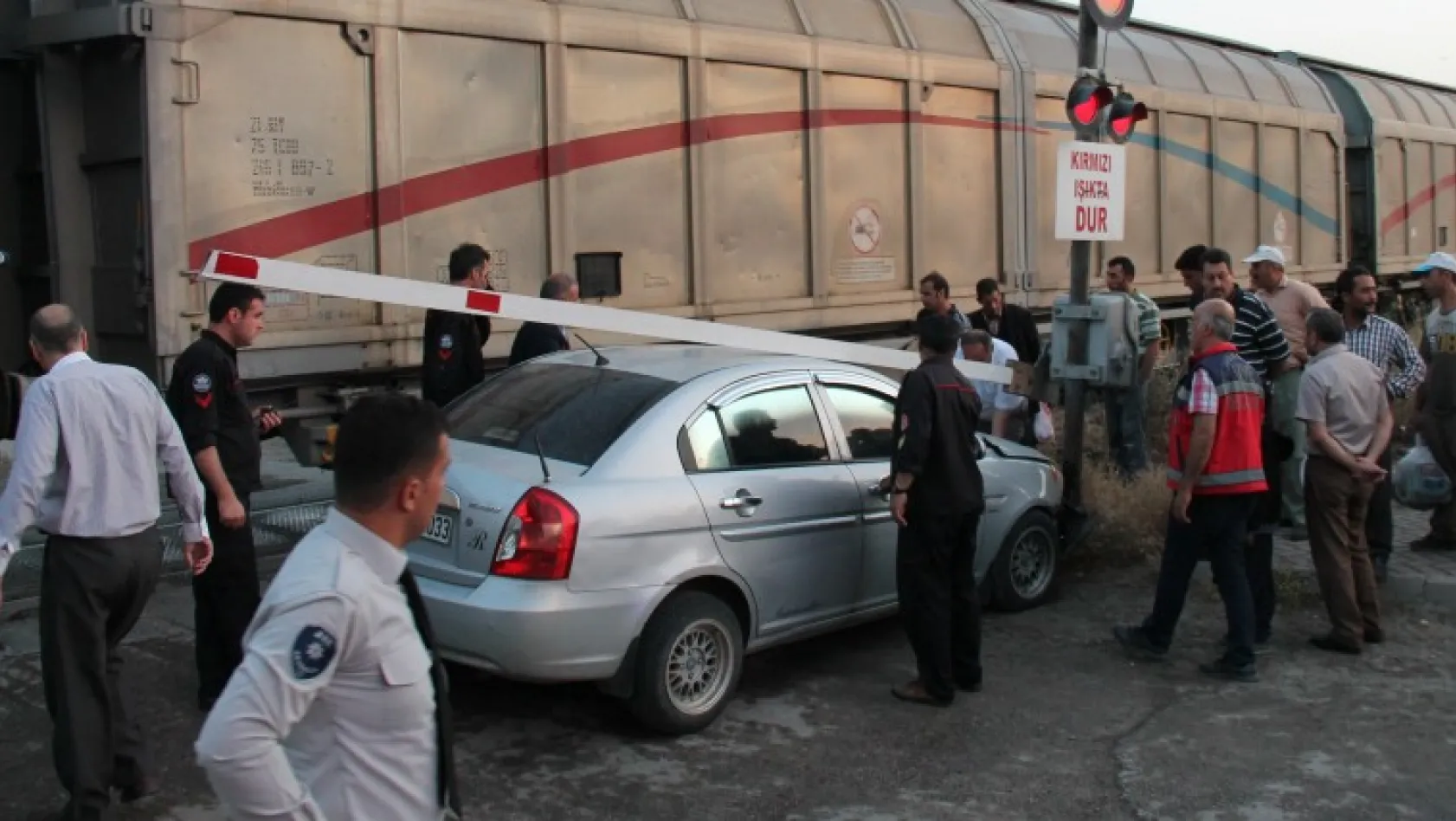Elazığ'da yük treni otomobile çarptı