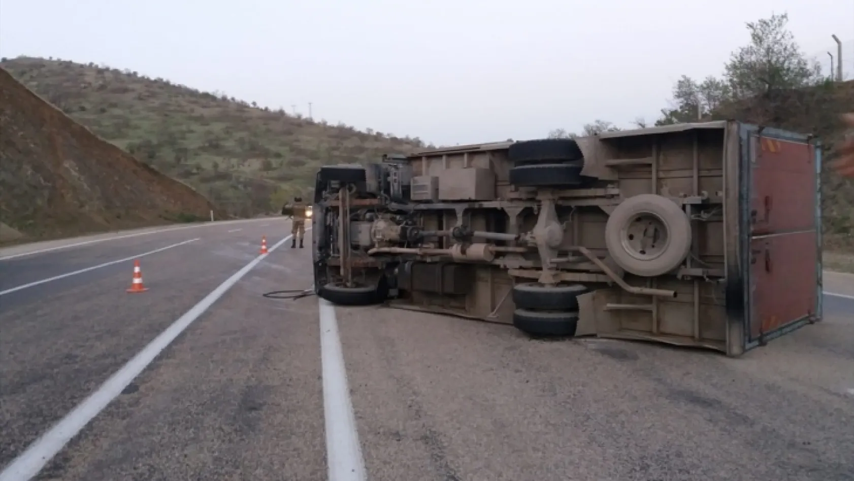 Elazığ'da kamyon devrildi: 2 yaralı