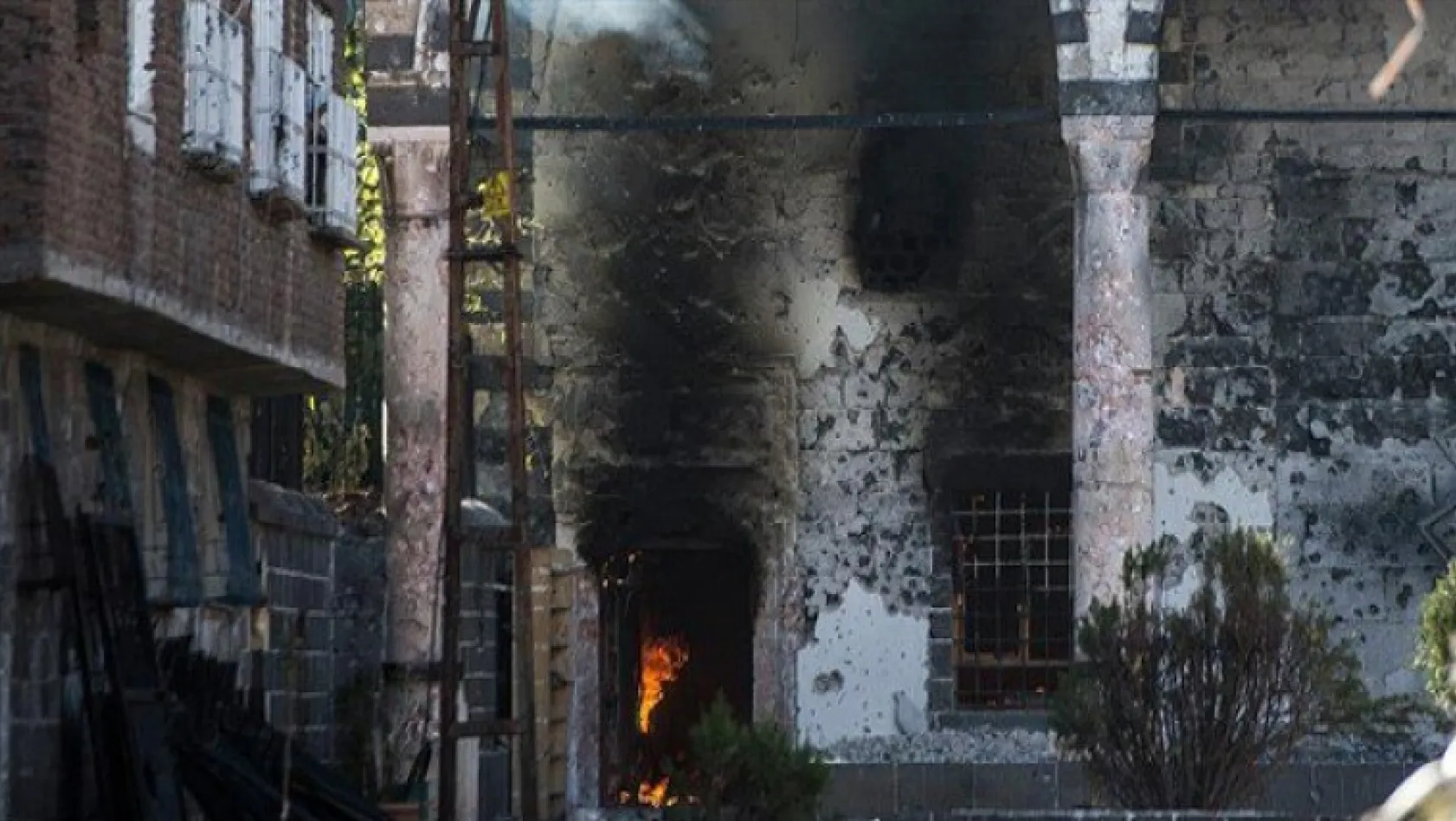 500 yıllık camide terör yangını