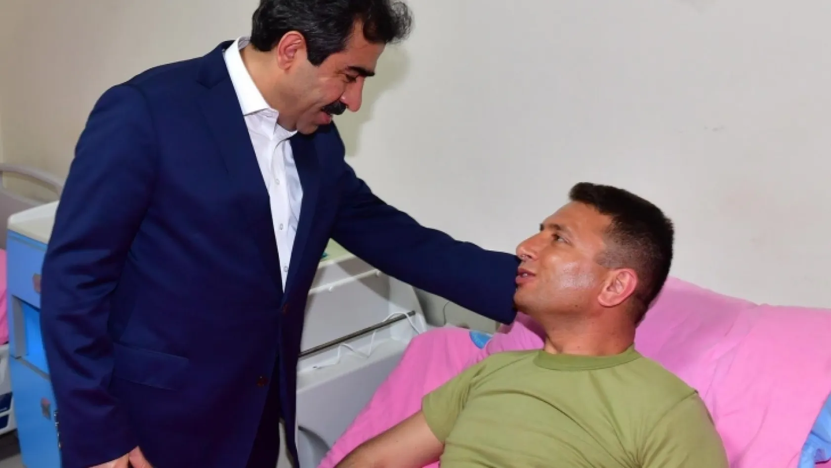 Vali Güzeloğlu, yaralanan uzman çavuşu ziyaret etti