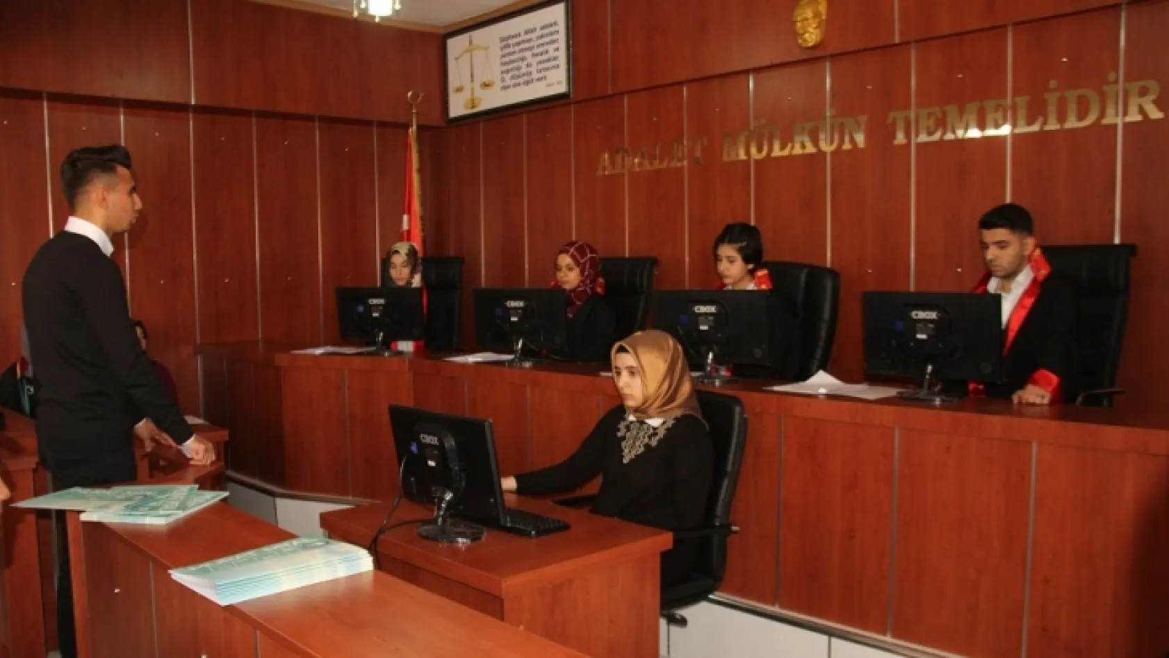 Okulda mahkeme salonu şeklinde sınıf açıldı