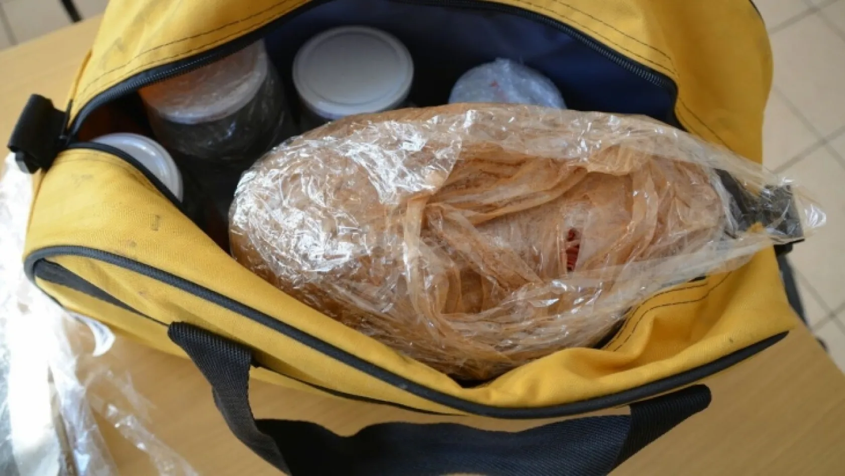 Narkotik köpeği, çantaya zulalanan esrarı buldu