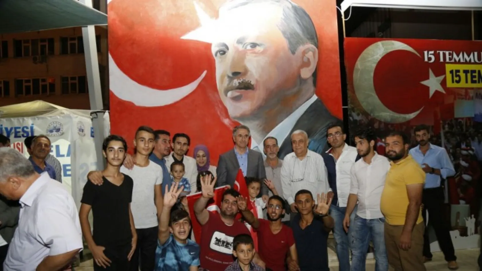 Erdoğan sevgisini çizdiği dev posteriyle anlattı