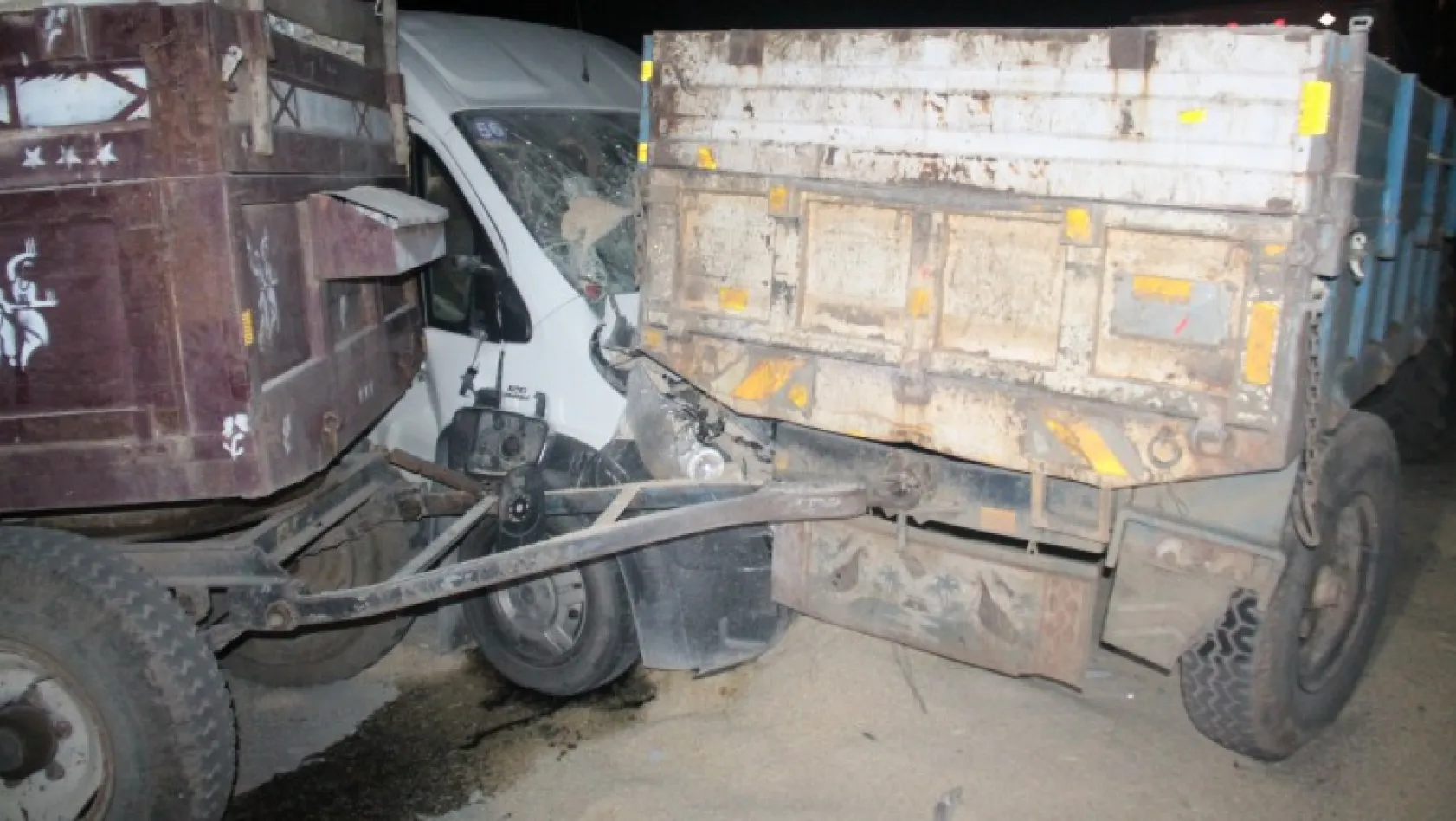 Elazığ'da minibüs ile traktör çarpıştı: 4 yaralı