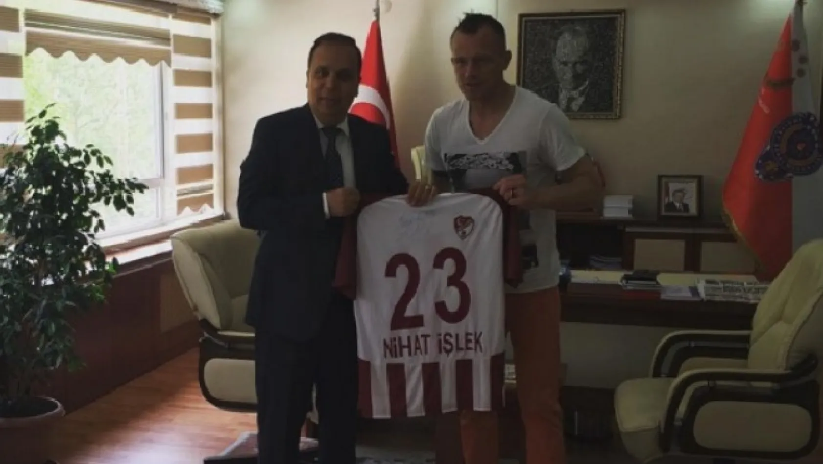 Elazığsporlu futbolcudan hemşerisine ziyaret