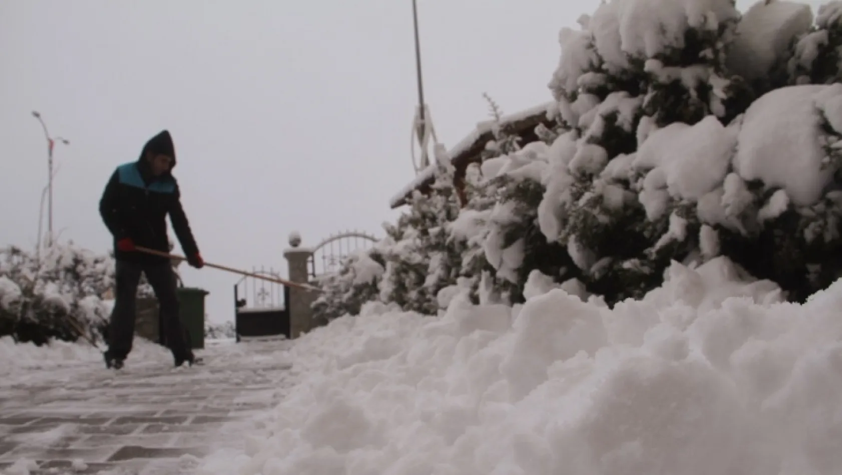Elazığ'da kar etkili oldu, köy yolları ulaşıma kapandı