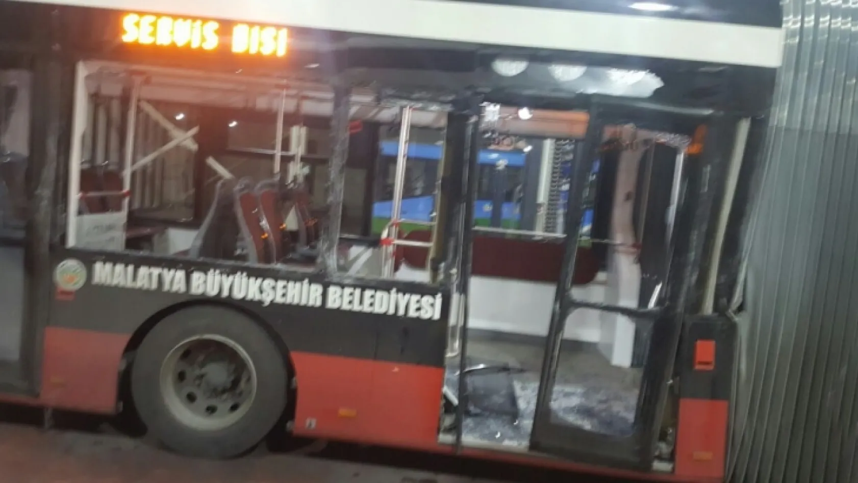 TIR trambüse çarptı: 6 yaralı