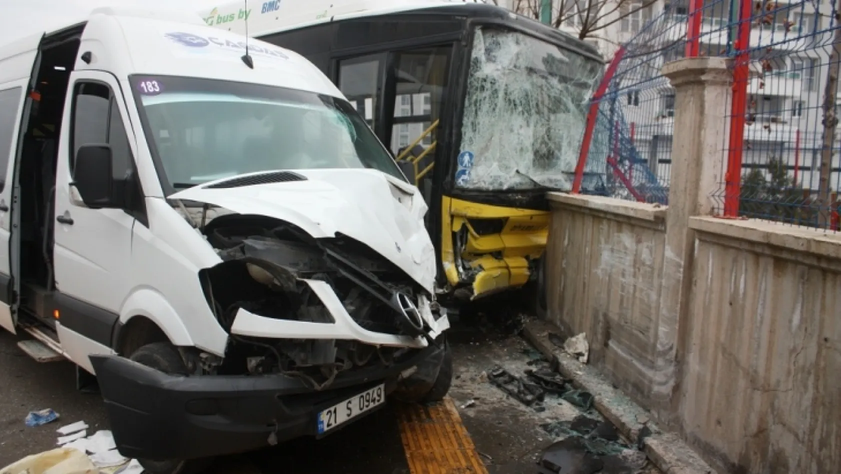Servis minibüsü ile halk otobüsü çarpıştı: 13 yaralı