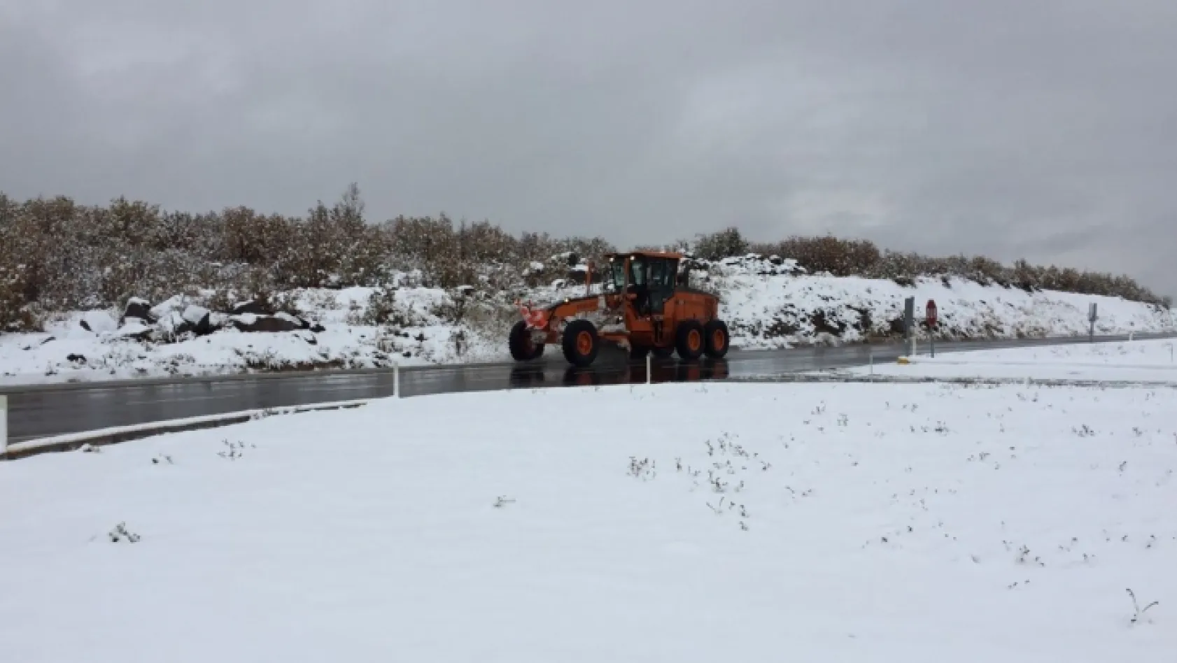 Bingöl-Elazığ karayolunda kar ulaşımı aksattı