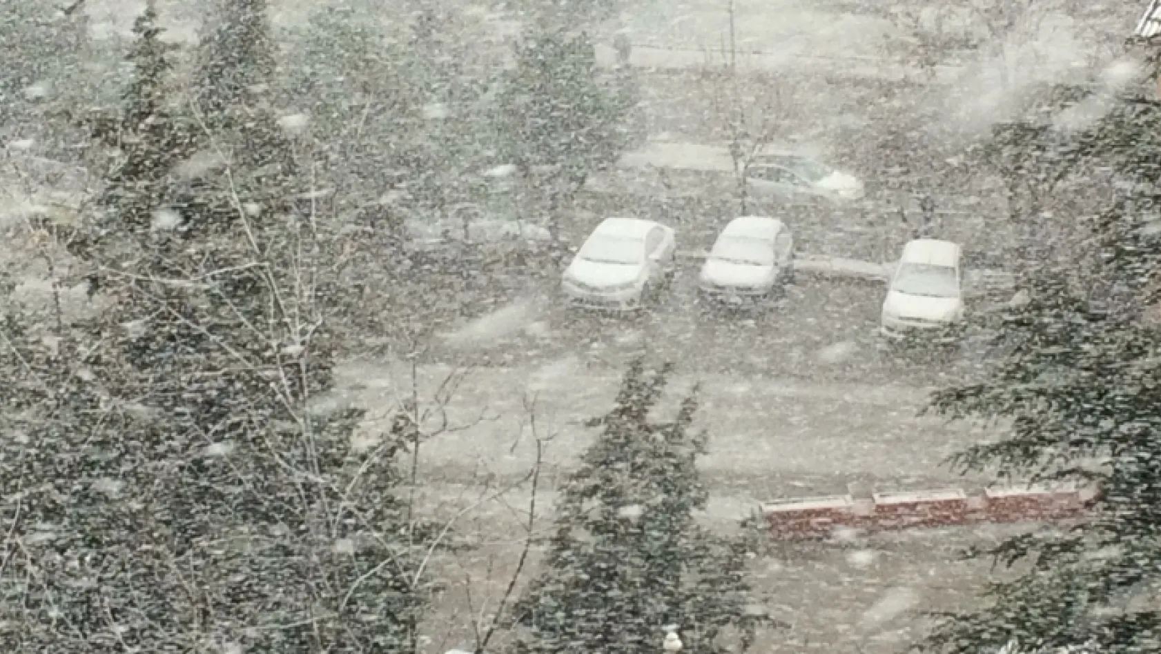 Elazığ'da sürpriz kar yağışı