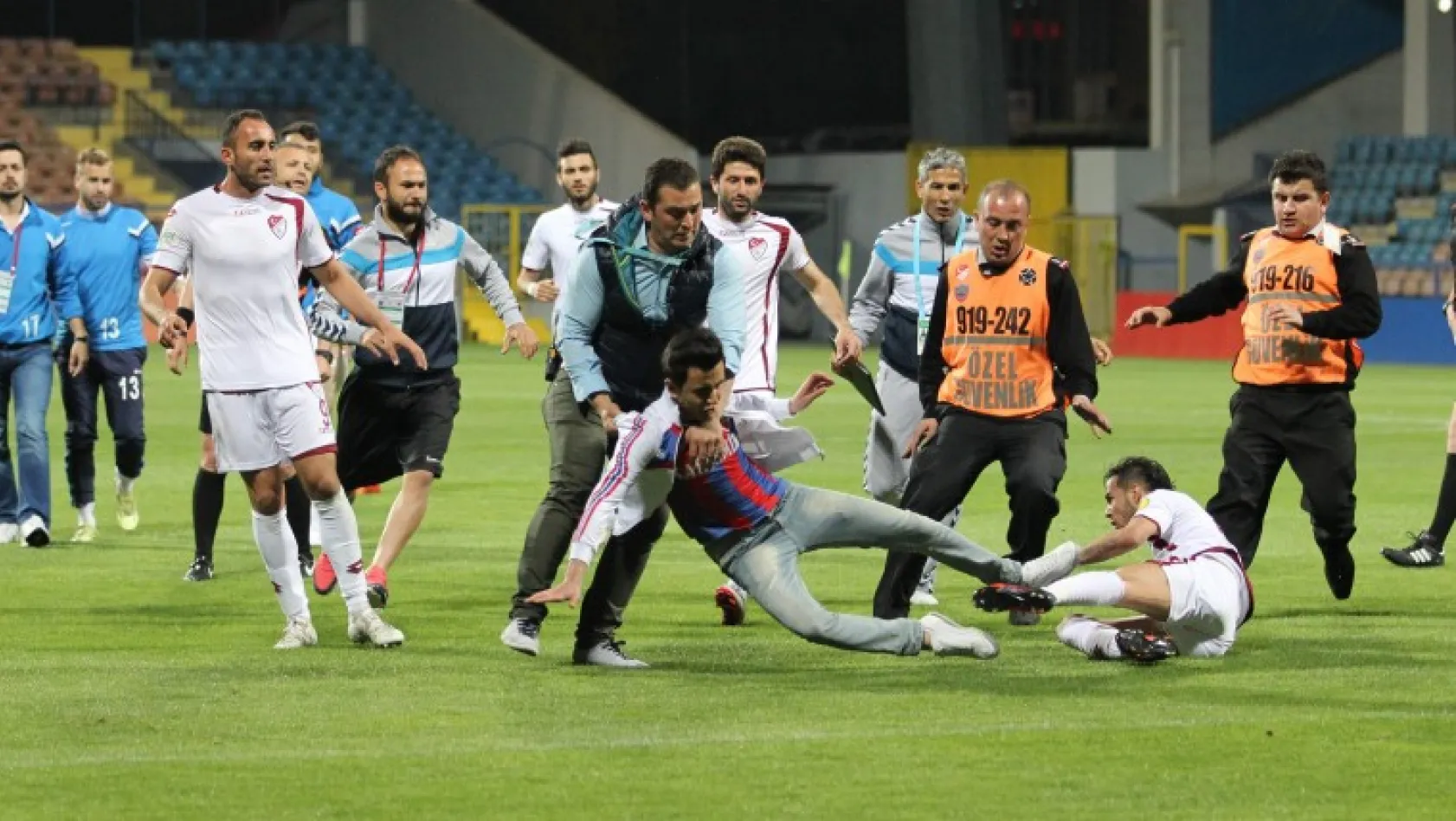 Karabükspor-Elazığspor maçı sonrası saha karıştı