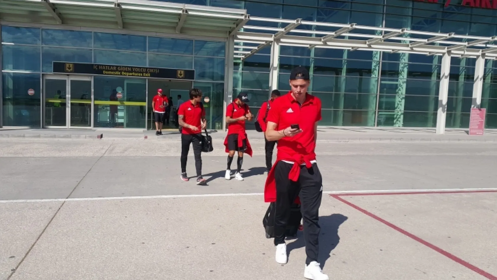 Elazığspor 23 futbolcuyla İstanbul'a gitti