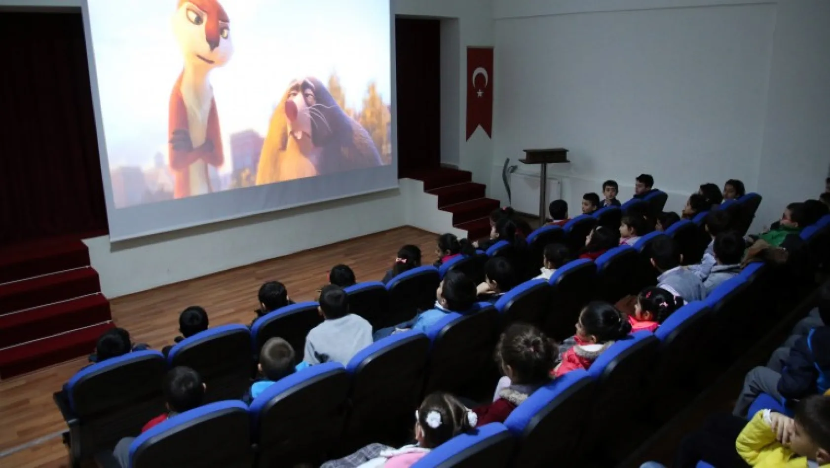 Elazığ Belediyesi'nden çocuklara sinema keyfi