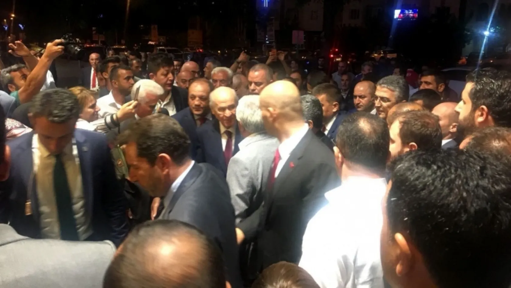 MHP Genel Başkanı Bahçeli'ye Erzurum'da yoğun ilgi