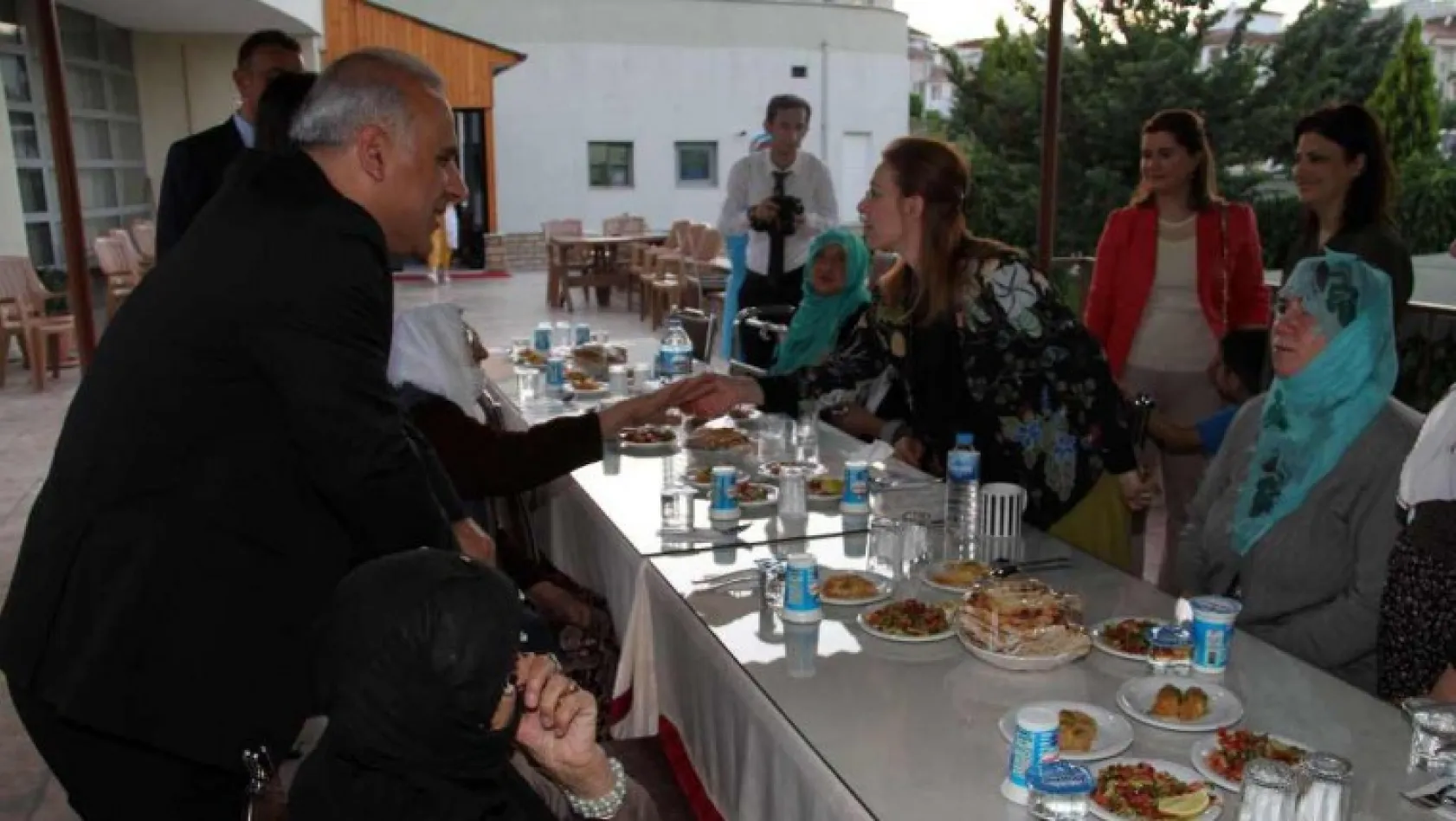 Vali Zorluoğlu, huzurevinde yaşlılarla iftar yaptı