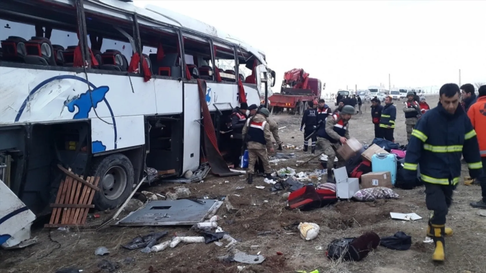 Van'da yolcu otobüsü devrildi: 2 ölü, 22 yaralı