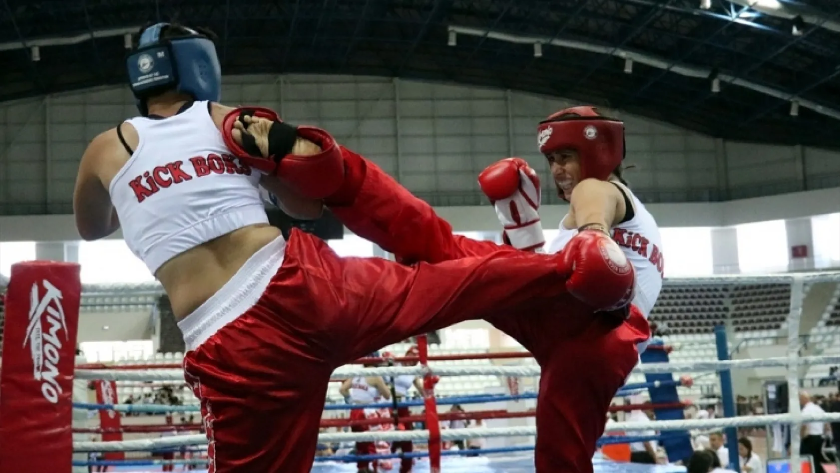 Kick boksa kadınların ilgisi artıyor