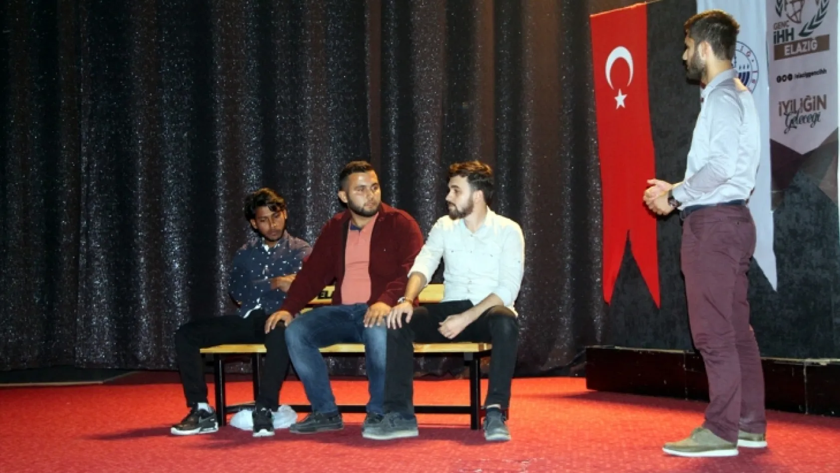 Elazığ'da 'Umudun Adı Mavi' tiyatro oyunu