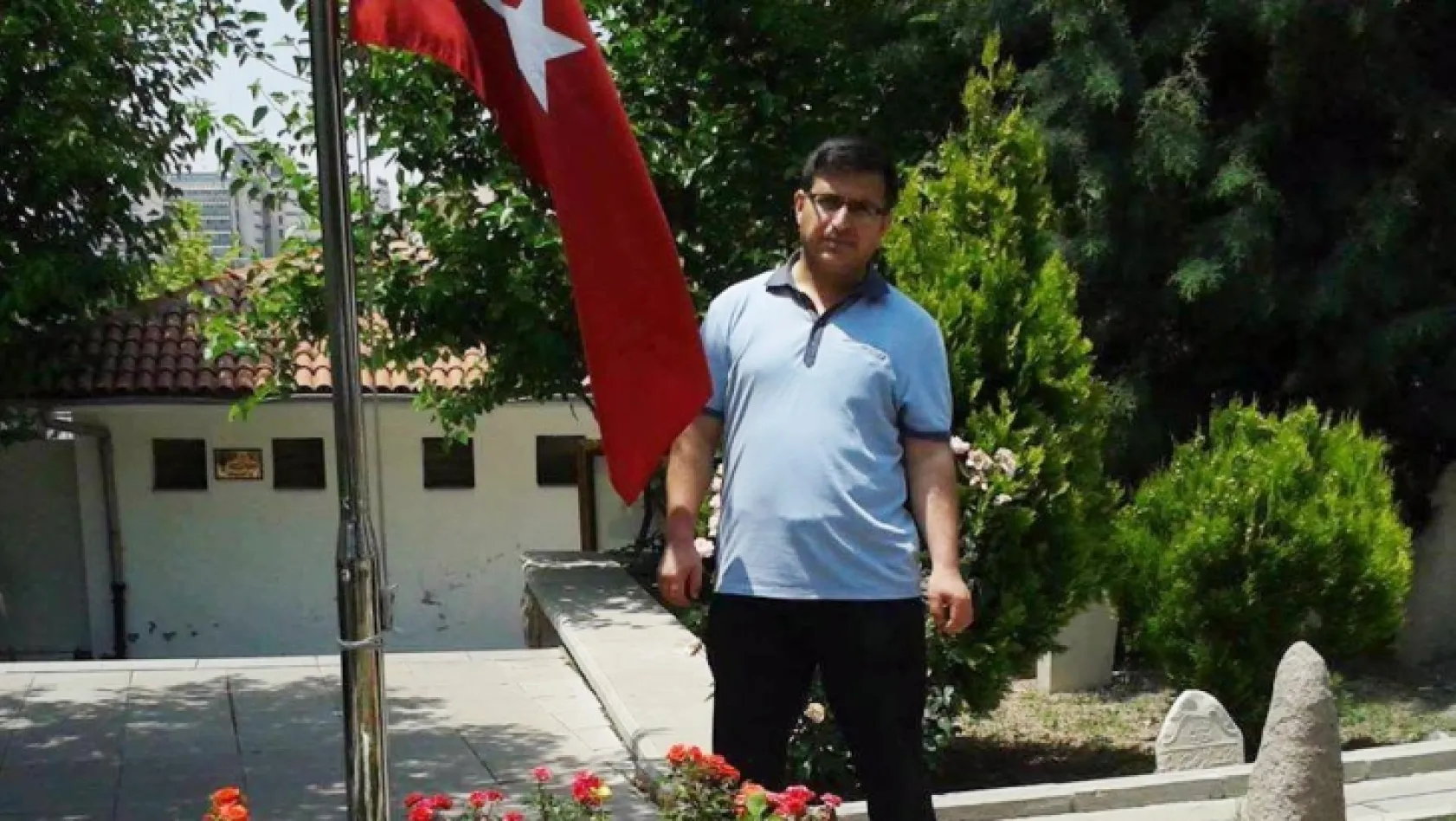 Şehit polisten geriye Yazıcıoğlu'nun mezarı başında çektiği fotoğrafı kaldı