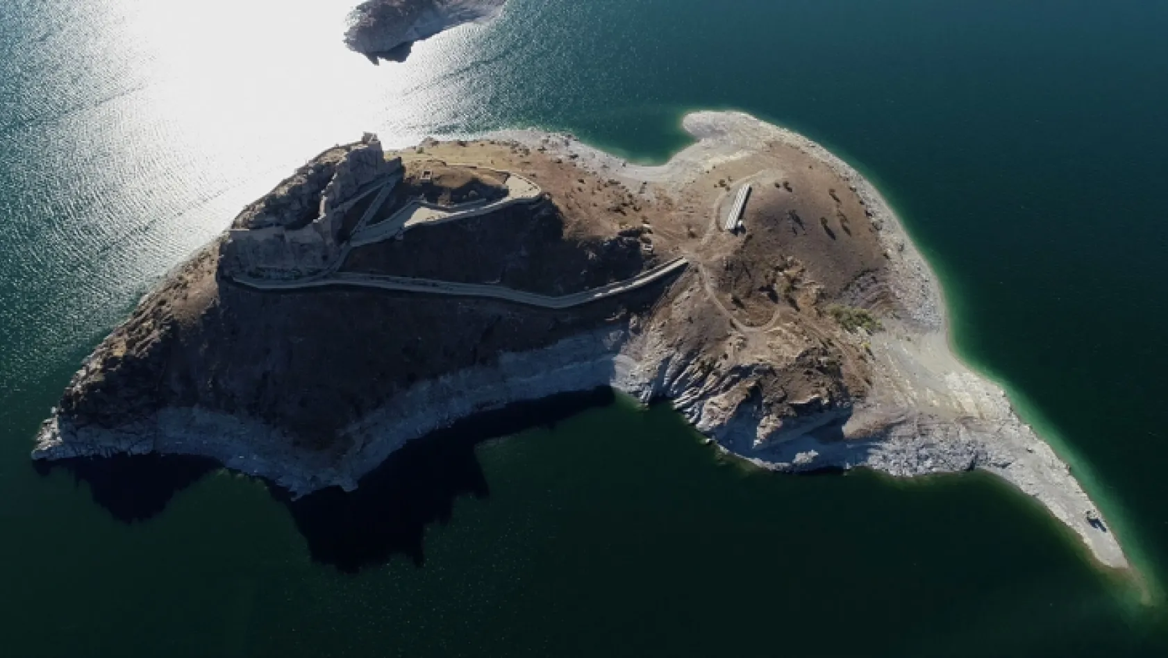 Ada görünümlü Pertek Kalesi göz kamaştırıyor