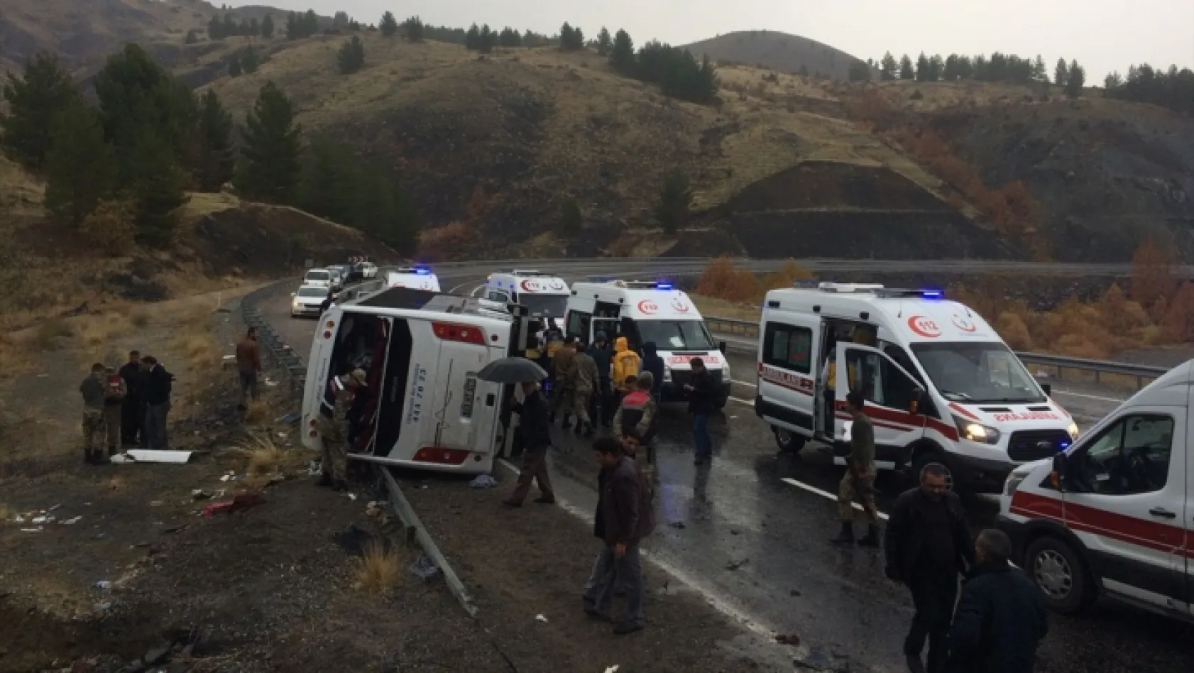 Elazığ-Diyarbakır yolunda otobüs devrildi: Çok sayıda yaralı var