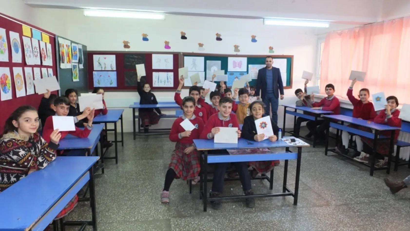Keban'da öğrenciler kartpostal hazırladı