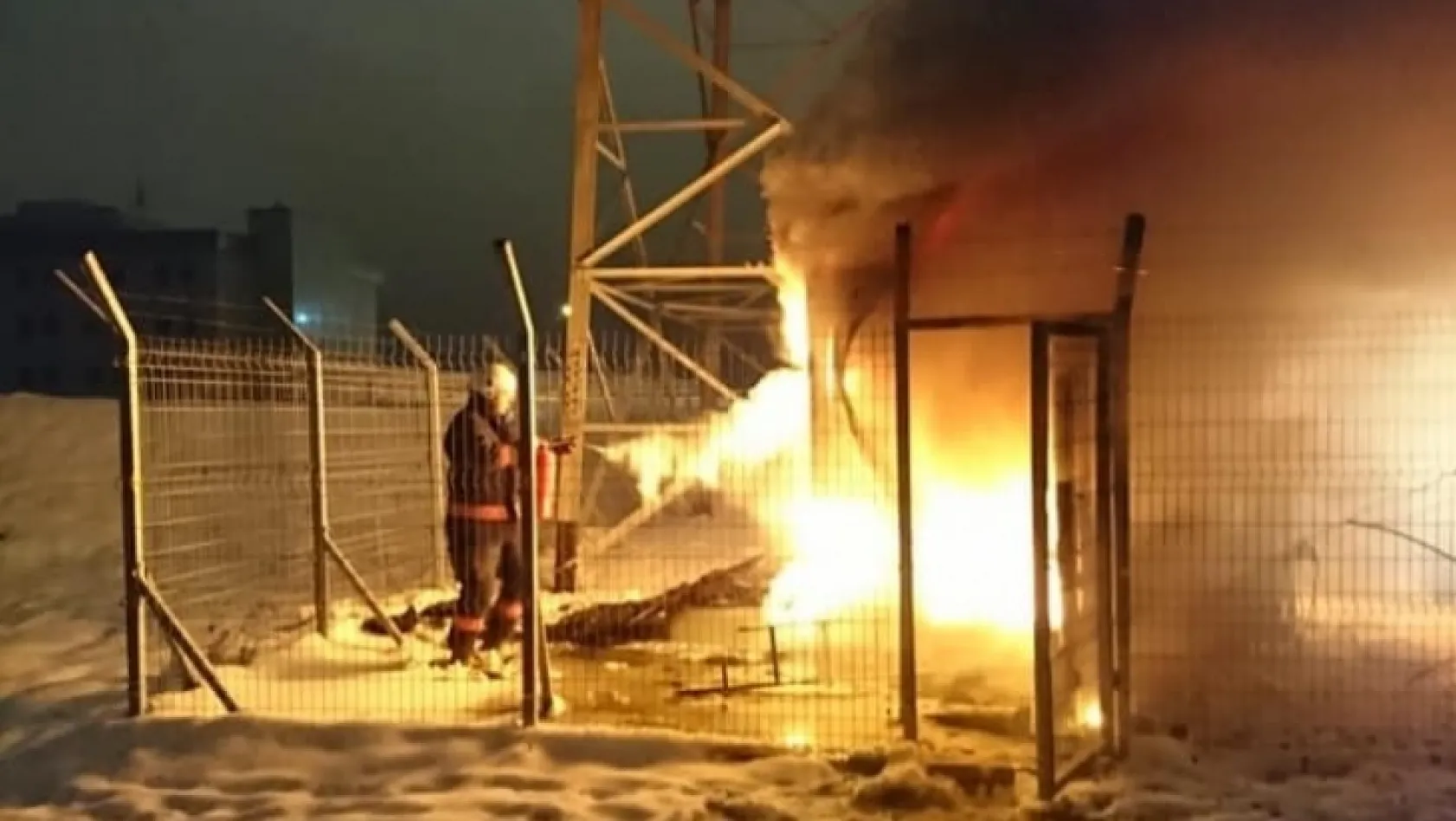 Elazığ'da baz istasyonu yandı