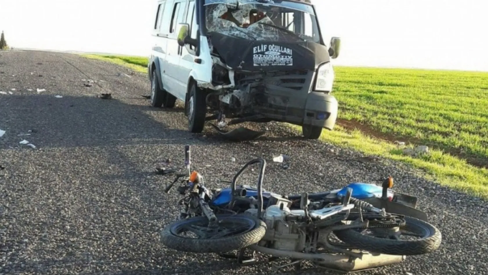 Minibüs ile motosiklet çarpıştı: 1 ölü, 1 yaralı