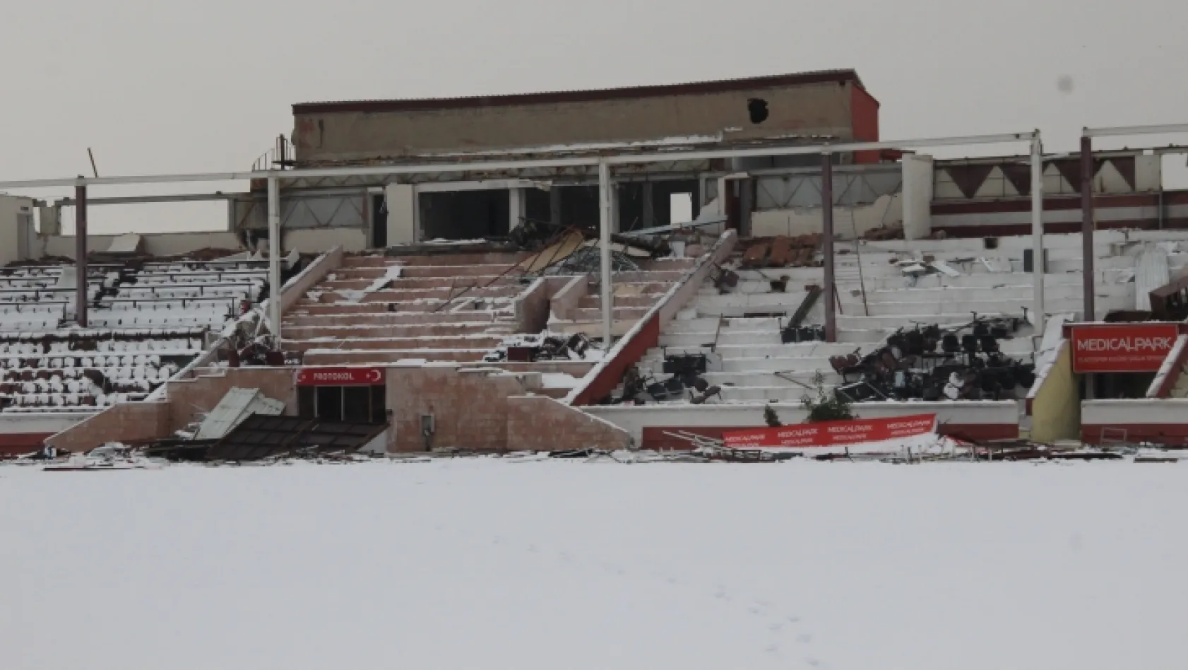 Stadın yıkımına başlandı