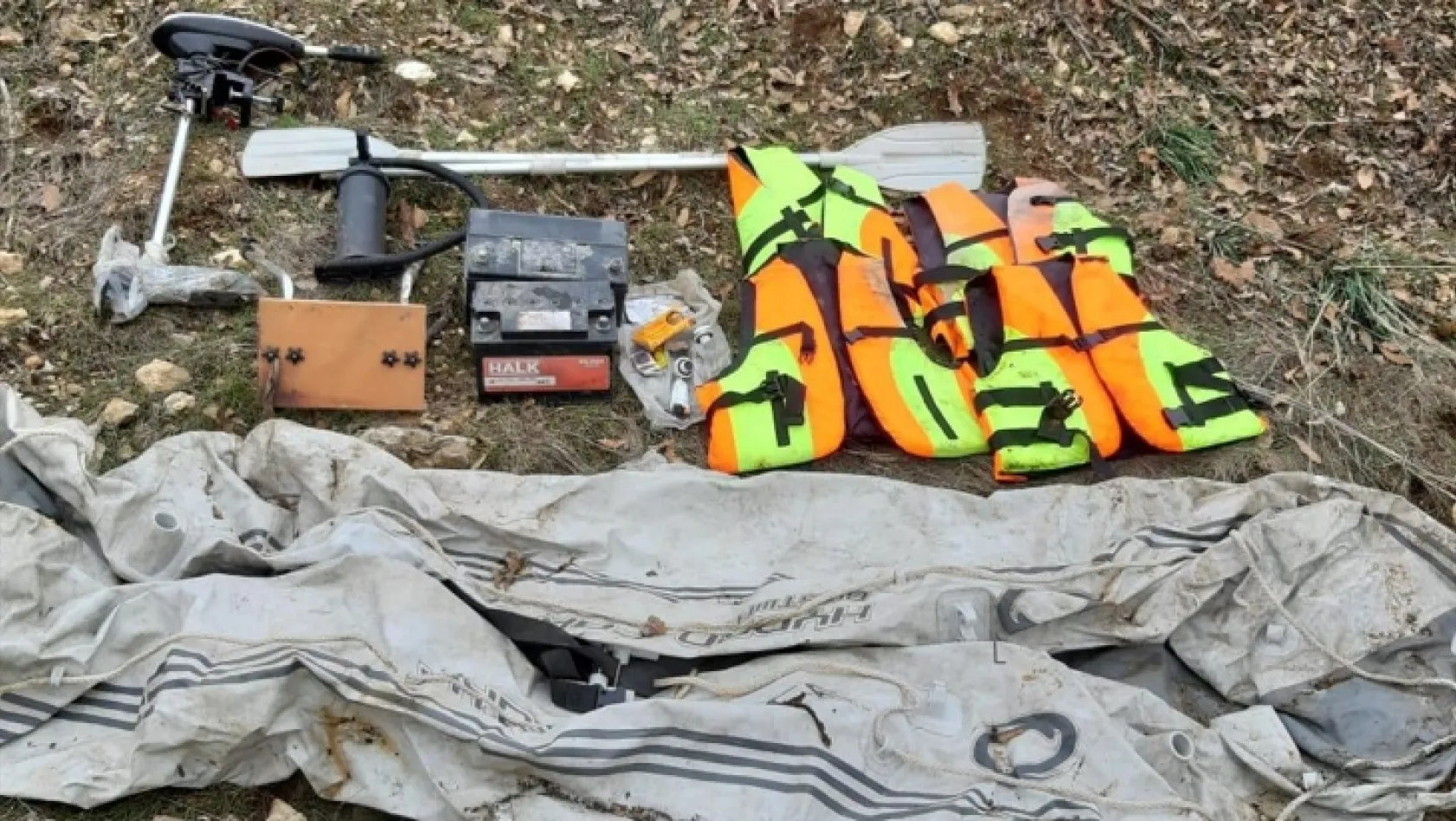 PKK'lı teröristlere ait lastik bot ele geçirildi