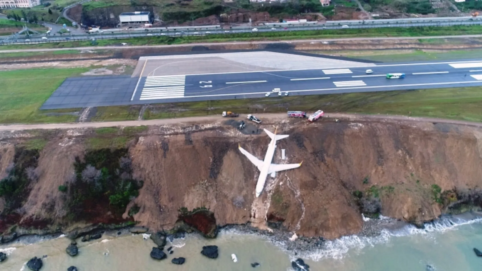 Trabzon'da yolcu uçağı pistten çıktı