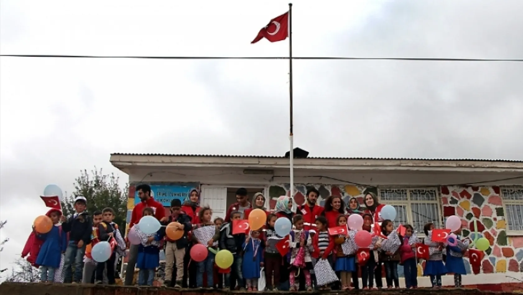 Köy çocuklarının yüzü Kızılay gönüllüleri ile güldü