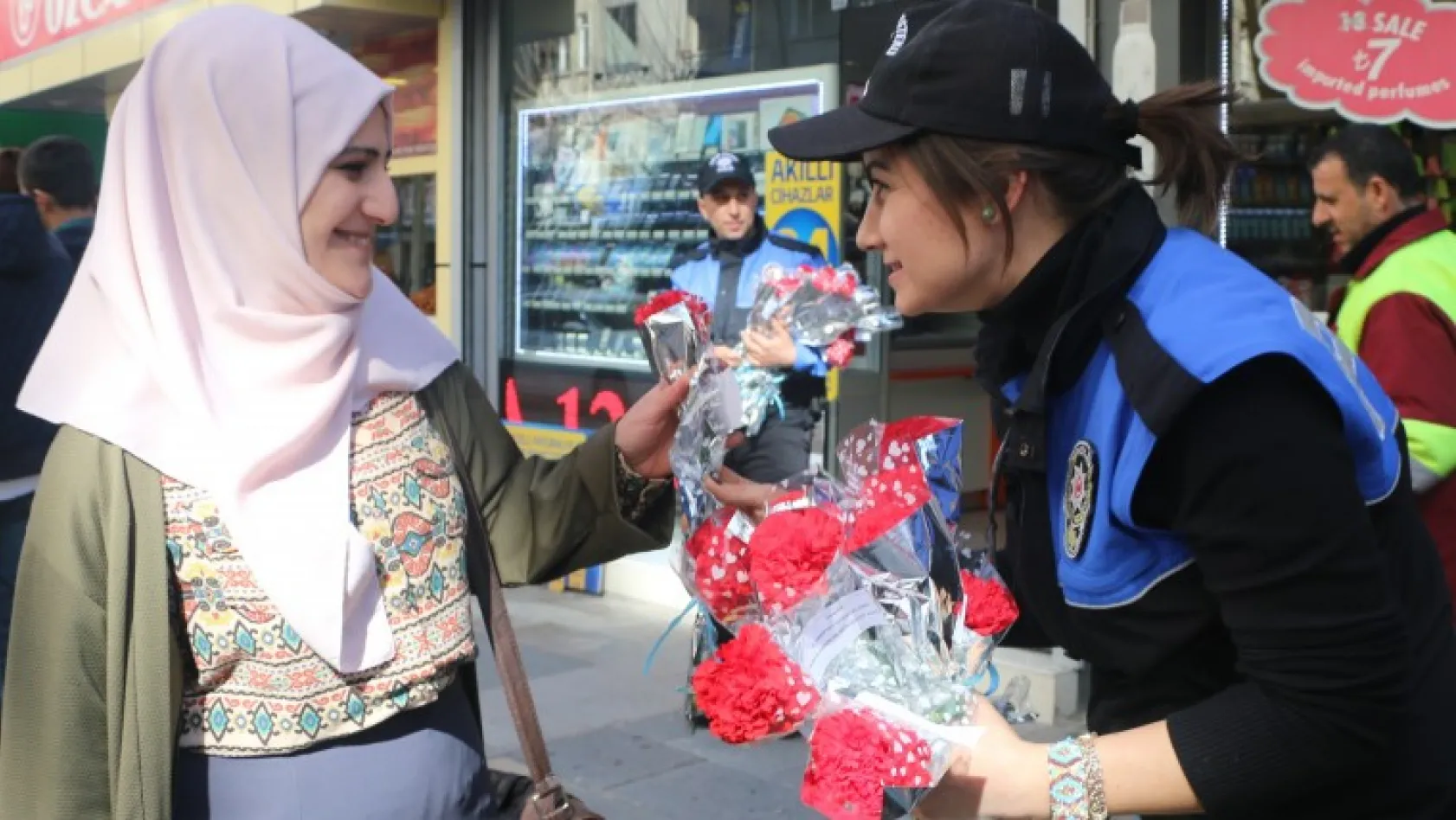 Elazığ polisinden kadınlara karanfil