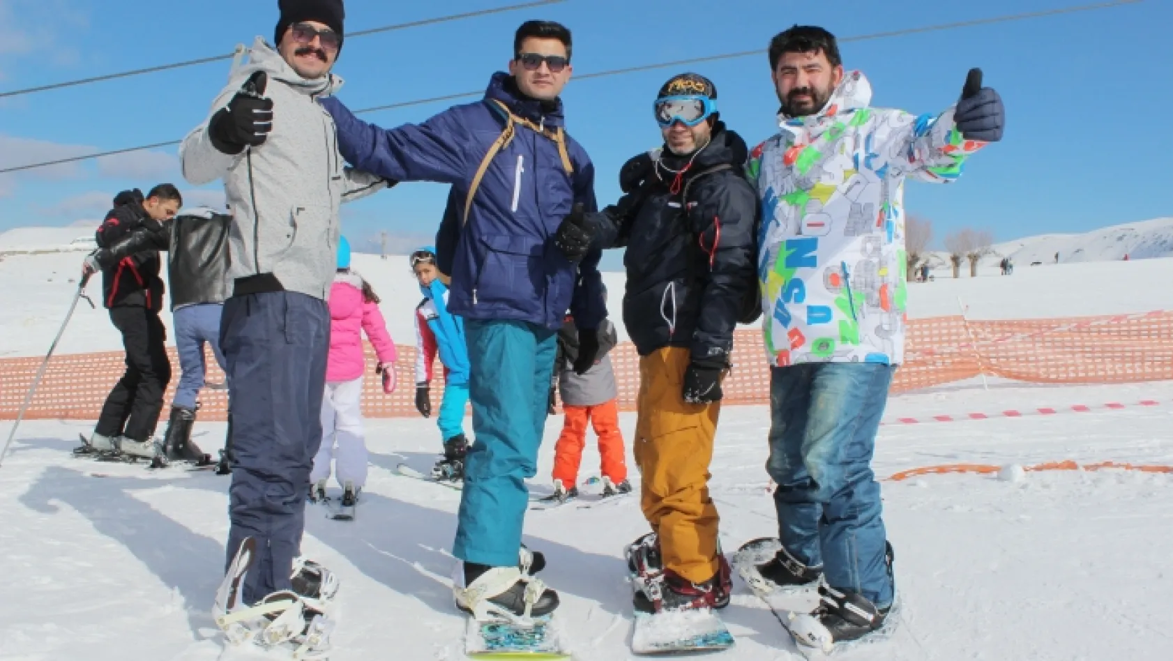 Tatilciler Hazar Baba Kayak Merkezi'ne akın etti
