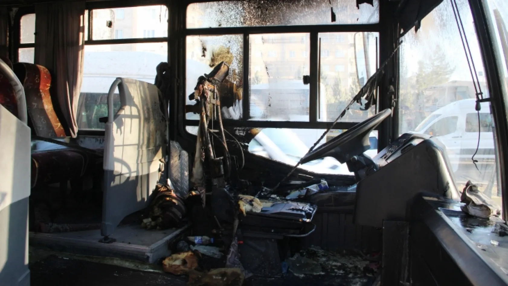 Diyarbakır'da 3 otobüs kundaklandı