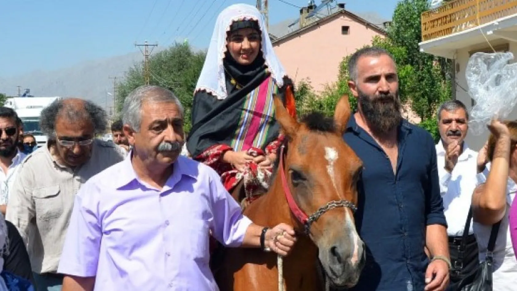 Tunceli'de 'atlı gelin' geleneği yaşatıldı