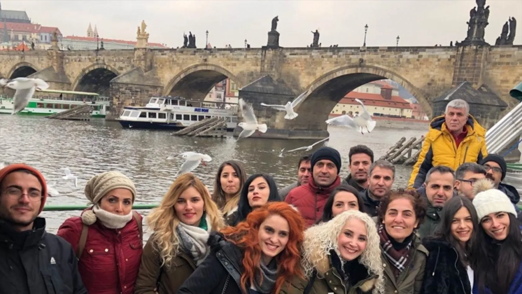 Vali Sonel 24 öğretmeni Prag gezisine gönderdi